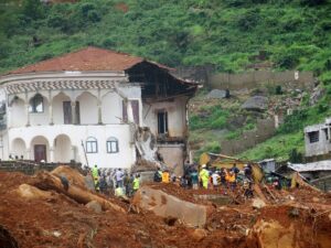 Volunteers search for dead bodies in musdslide in Regent, Freetown. Photo Credit: AP.