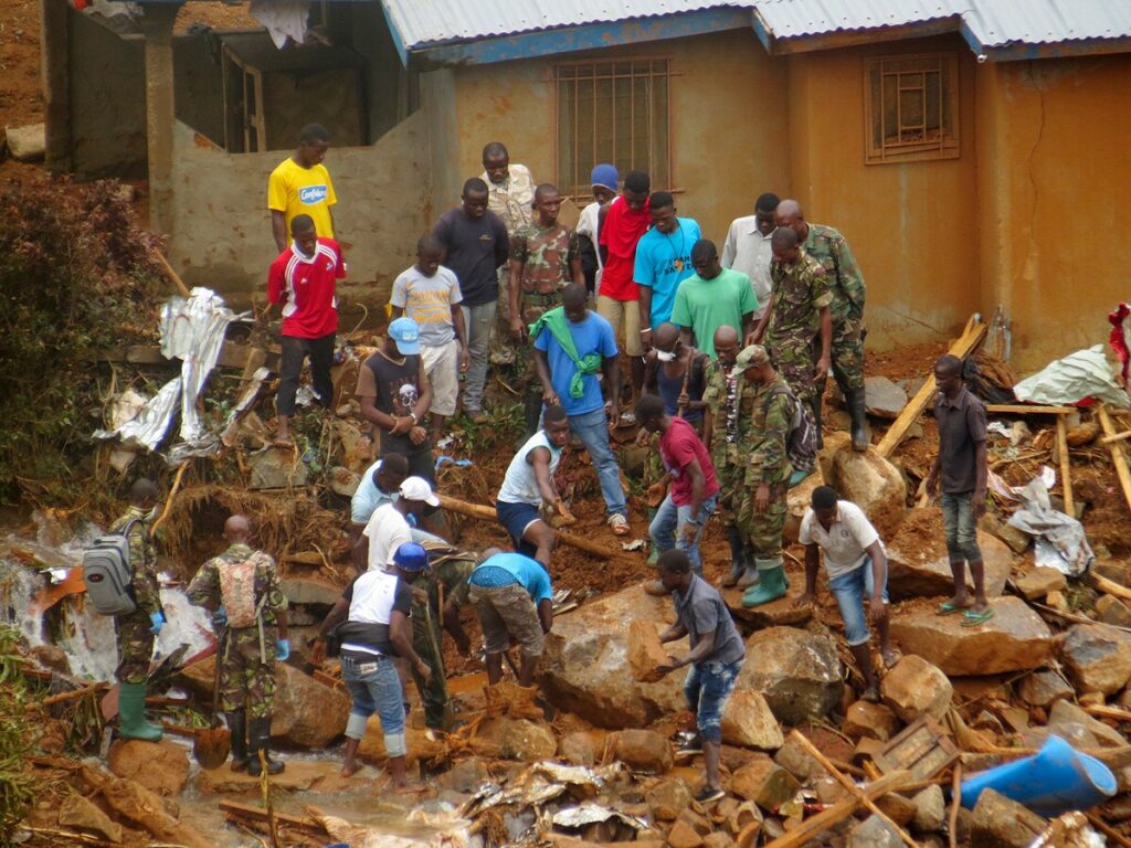 volunteers-search-for-bodies-at-mudslide-site-in-Freetown.-Photo-Credit-APManika.